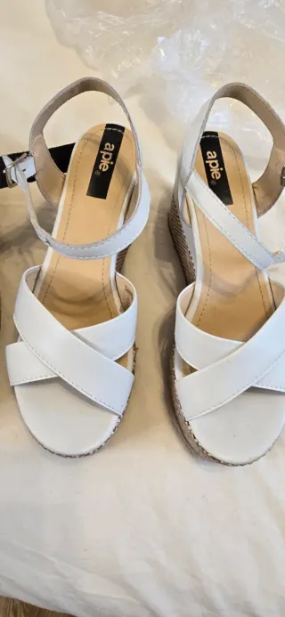 Sandalias de cuña negras y blancas