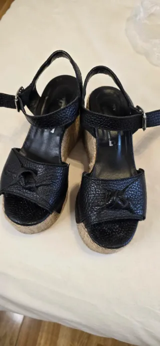 Sandalias de cuña negras y blancas