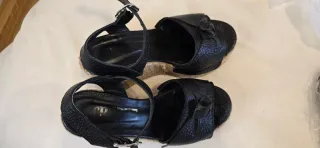 Sandalias de cuña negras y blancas