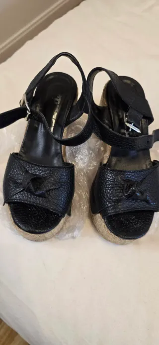 Sandalias de cuña negras y blancas