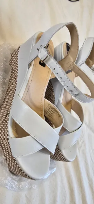 Sandalias de cuña negras y blancas