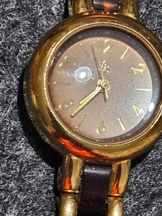 Reloj de pulsera dorado