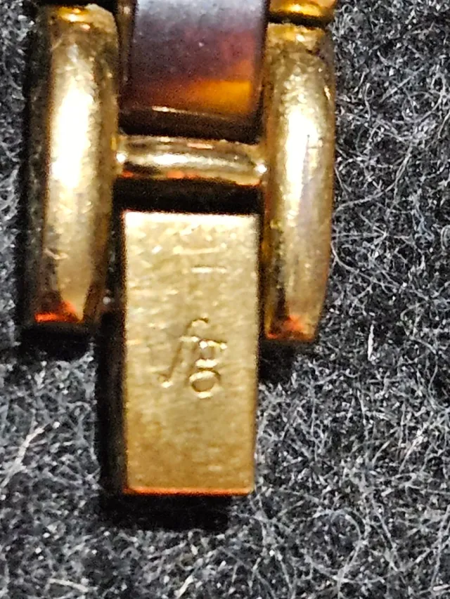 Reloj de pulsera dorado