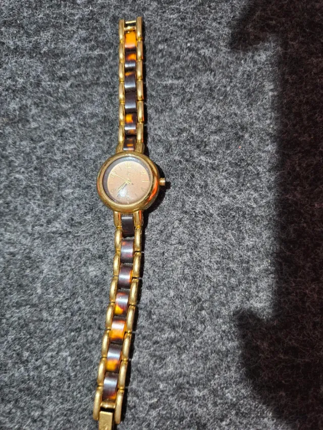 Reloj de pulsera dorado