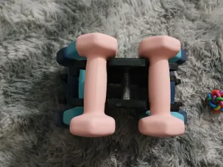 Mancuernas de colores y soporte