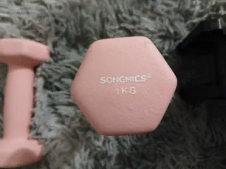 Mancuernas de colores y soporte