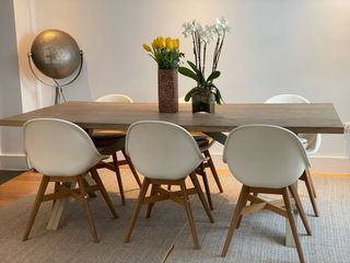 Mesa de comedor en roble con acabado ligeramente d