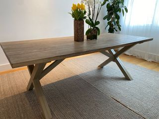 Mesa de comedor en roble con acabado ligeramente d