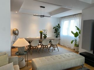 Mesa de comedor en roble con acabado ligeramente d