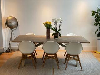 Mesa de comedor en roble con acabado ligeramente d