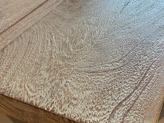 Mesa de comedor en roble con acabado ligeramente d