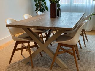 Mesa de comedor en roble con acabado ligeramente d