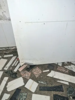 Puerta metálica exterior de seguridad con marco.