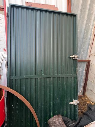 Puerta de garaje metálica verde