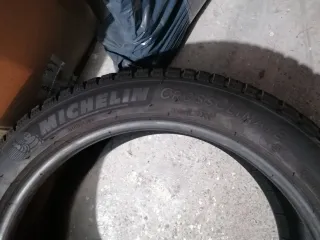 Neumático 225/45-17 casi nuevo.