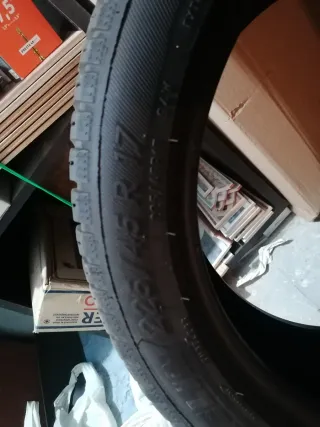 Neumático 225/45-17 casi nuevo.