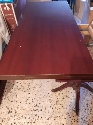 Mesa de comedor de madera