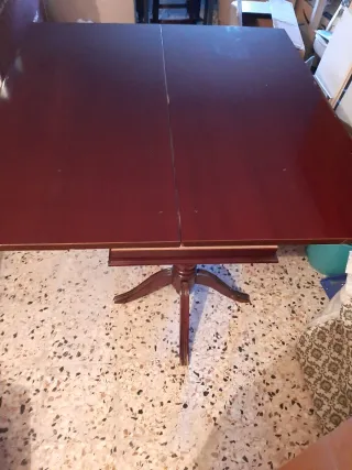 Mesa de comedor de madera