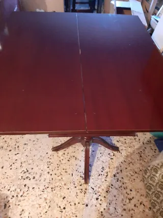 Mesa de comedor de madera