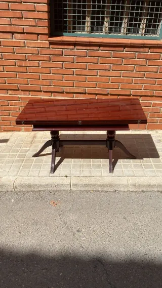 Mesa de comedor de madera