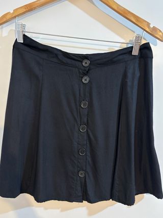 Falda negra con botones