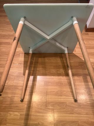 Mesa de comedor blanca de madera