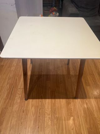 Mesa de comedor blanca de madera