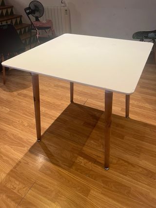 Mesa de comedor blanca de madera