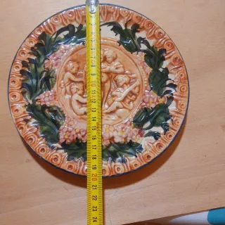 Plato antiguo cerámica Manises Antiguo Relieve