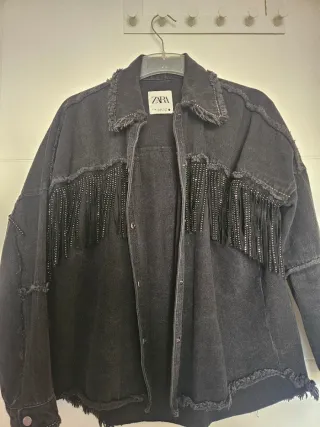 Chaqueta Zara negra con flecos y pedrería