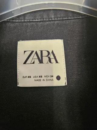 Chaqueta Zara negra con flecos y pedrería