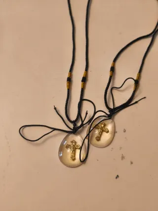 4 Collane con ciondolo a croce sono quattro