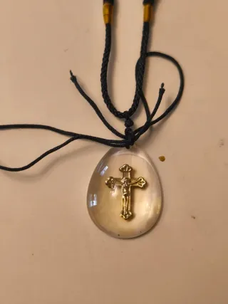 4 Collane con ciondolo a croce sono quattro