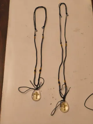 4 Collane con ciondolo a croce sono quattro