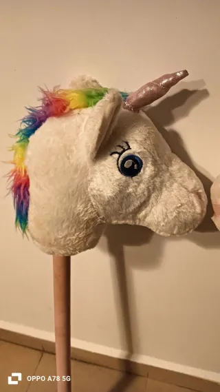 2 Unicornios de Peluche y madera
