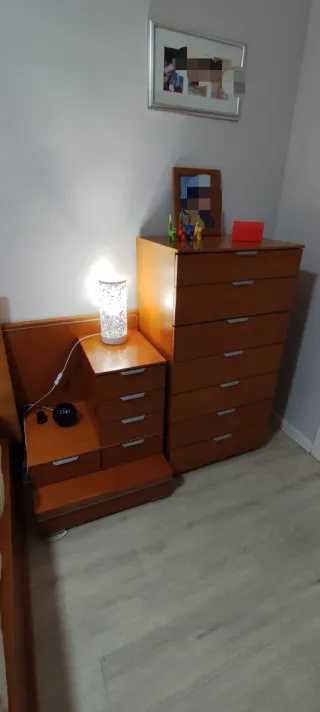 Dormitorio con canapé, de chapa madera de cerezo.