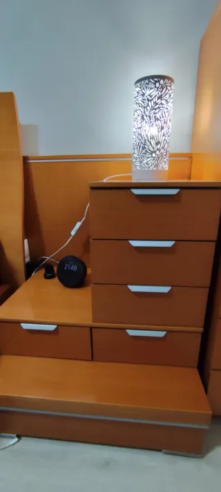 Dormitorio con canapé, de chapa madera de cerezo.