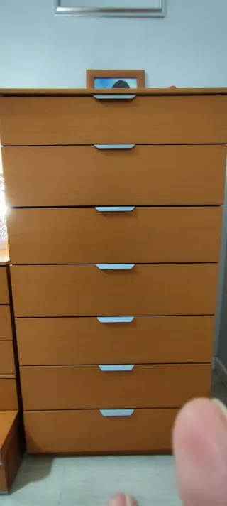 Dormitorio con canapé, de chapa madera de cerezo.