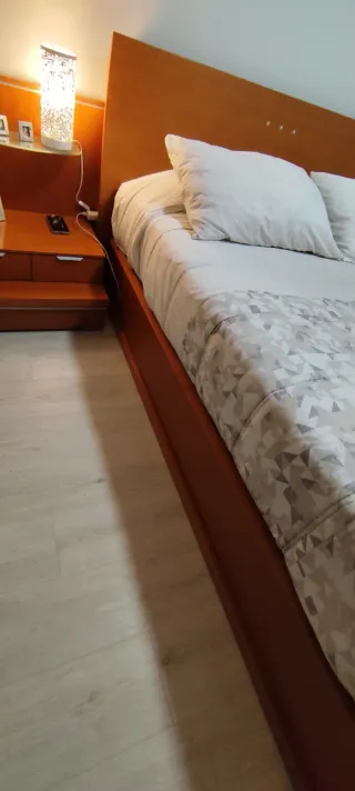 Dormitorio con canapé, de chapa madera de cerezo.