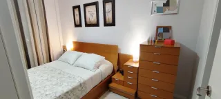 Dormitorio con canapé, de chapa madera de cerezo.