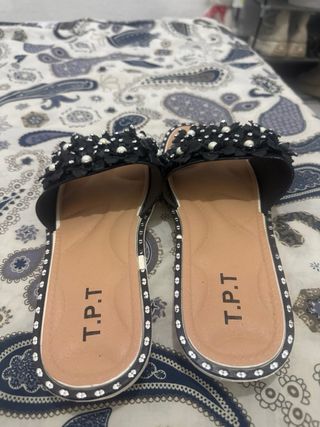 Chanclas negras adornadas mujer,10€ cada una