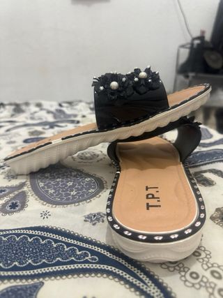 Chanclas negras adornadas mujer,10€ cada una