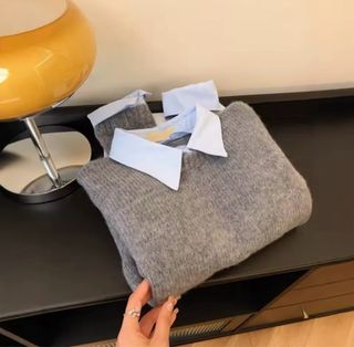 Jersey gris con cuello de camisa azul