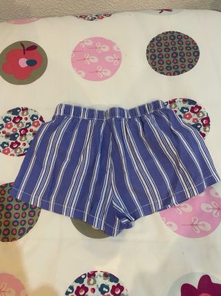 Pantalón corto a rayas azul y blanco