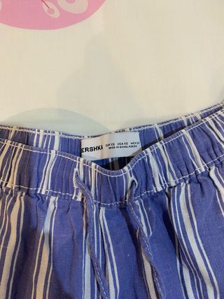 Pantalón corto a rayas azul y blanco