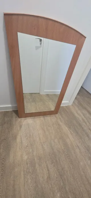Espejo de madera con marco curvo