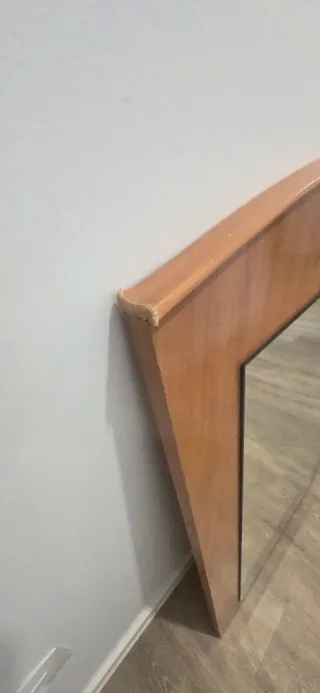 Espejo de madera con marco curvo