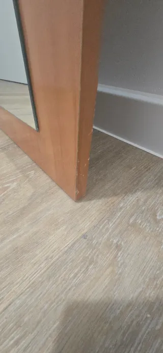 Espejo de madera con marco curvo