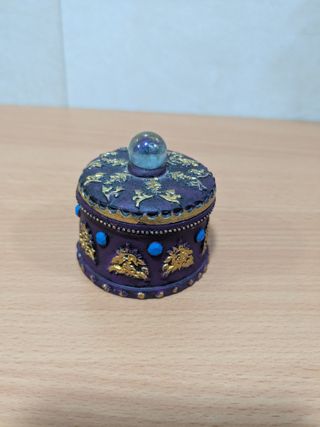 Caja decorativa morada y dorada
