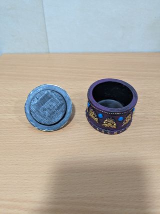 Caja decorativa morada y dorada